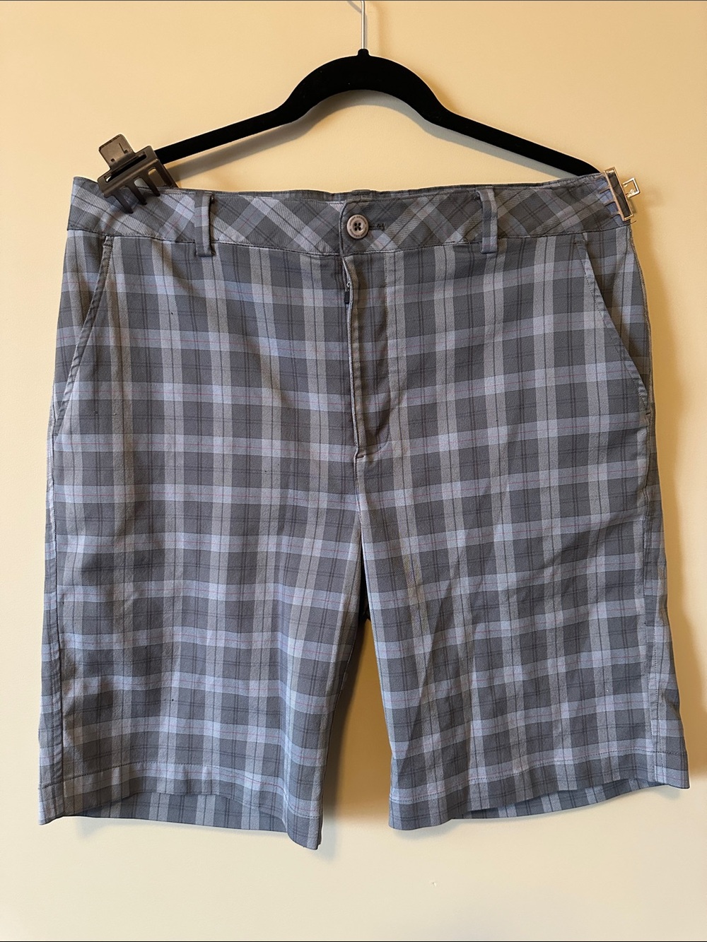 Under Armour Men's Gray Plaid Flat-Front Shorts